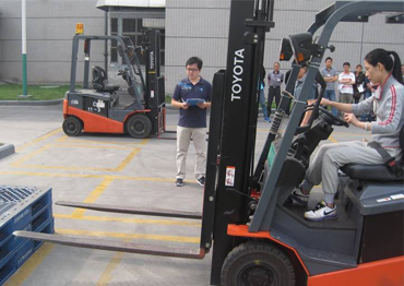 操作叉車前檢查、避讓障礙物、叉車倒車行駛要求、叉車停車放置及行為規(guī)范。